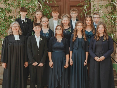 Gruppe der Konfirmanden zur Konfirmation zusammen mit Pfarrerin Anja Strehlau