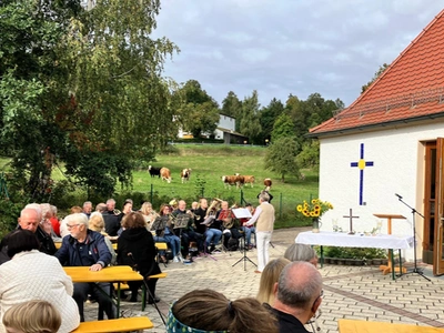 Gottesdienst auf dem Trebgaster Friedhof mit Posaunenchor und Glaskreuz